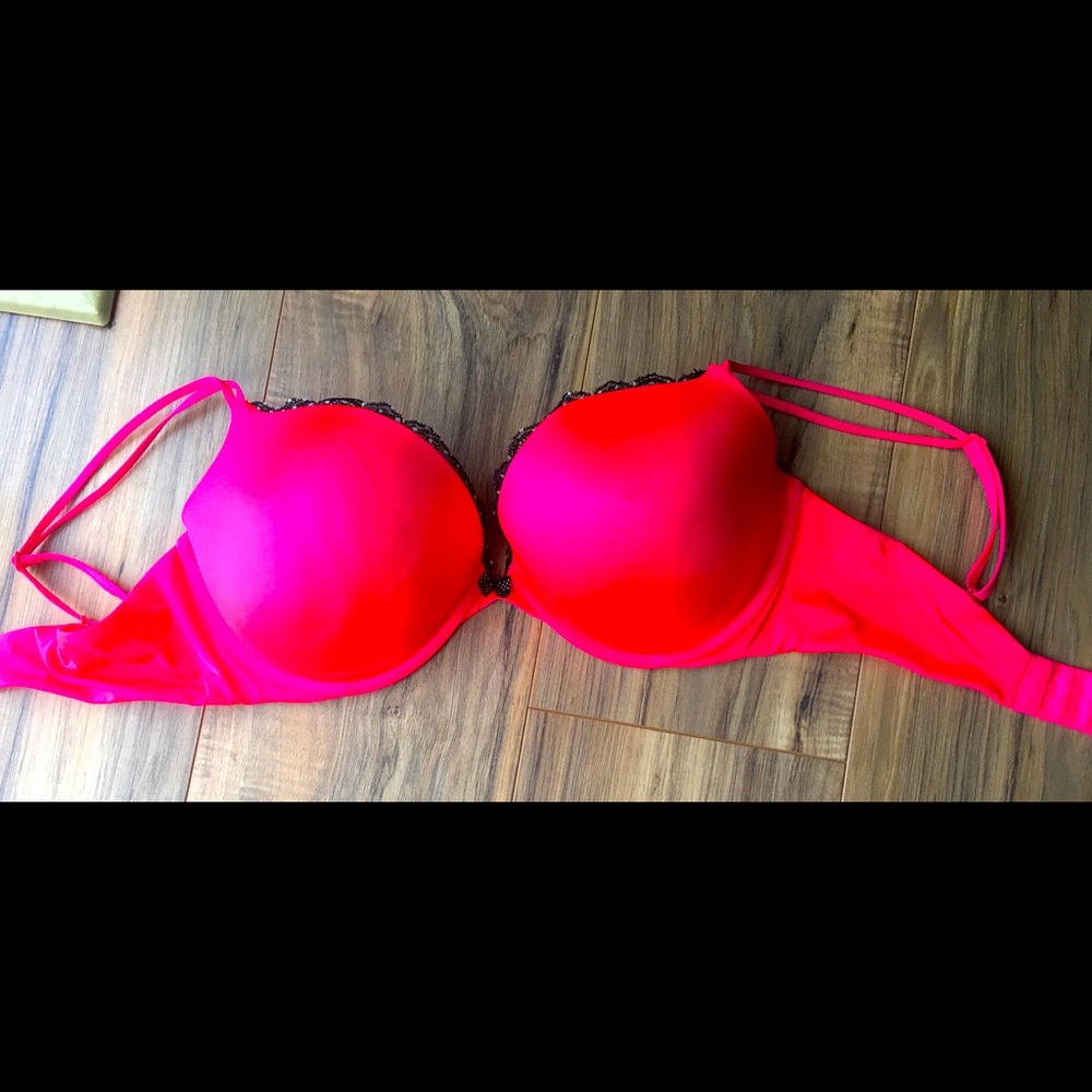 Victoria’s Secret Very Sexy pushup bra